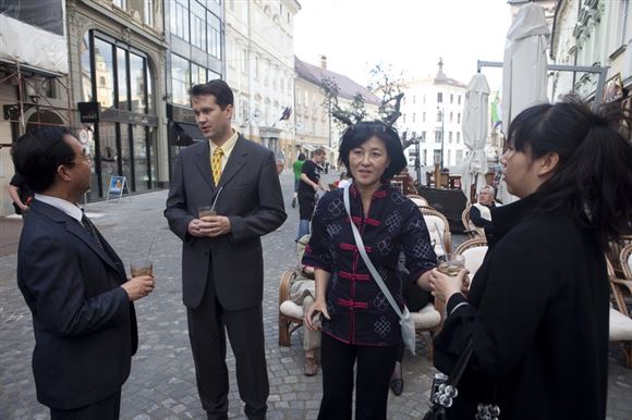 Huiqin Wang: Prepletena pot - razstava v Mestni galeriji Ljubljana