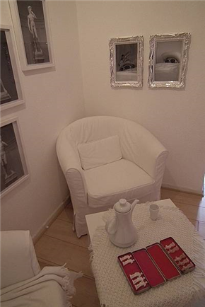 Another Marriage? Between the Narrative and the Abstract / Še ena poroka? Med pripovedjo in abstraktnim