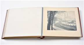 Iz fotografske zbirke Moderne galerije: fotografski albumi in avtorske fotografske knjige