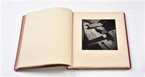Iz fotografske zbirke Moderne galerije: fotografski albumi in avtorske fotografske knjige