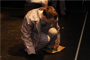 Rodin II, namestitev s performansom