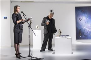 To phôs, svetloba, lumen … in tema kot črno sonce v sliki in sodobni poeziji